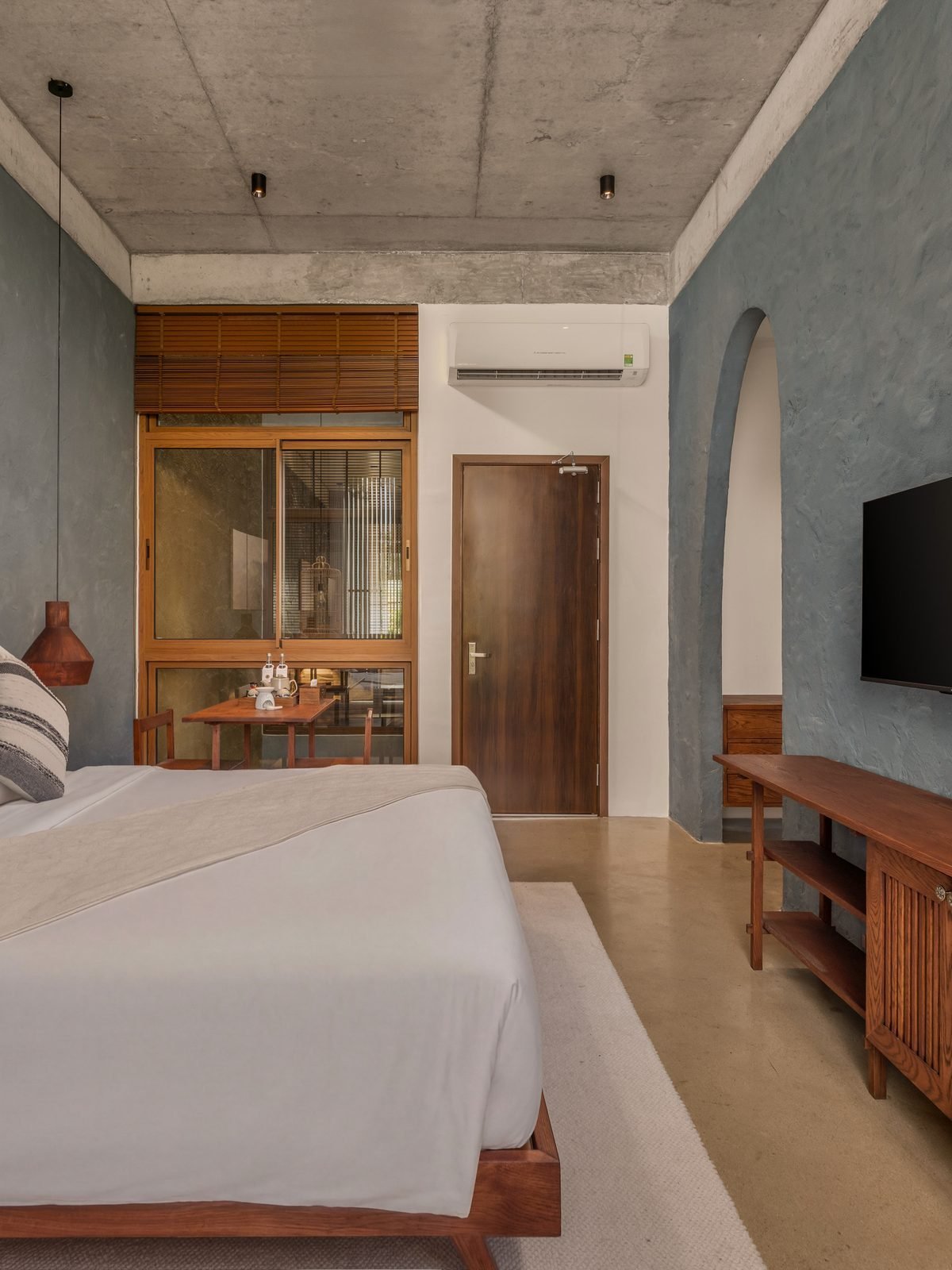Deluxe King Room with Balcony — bathroom