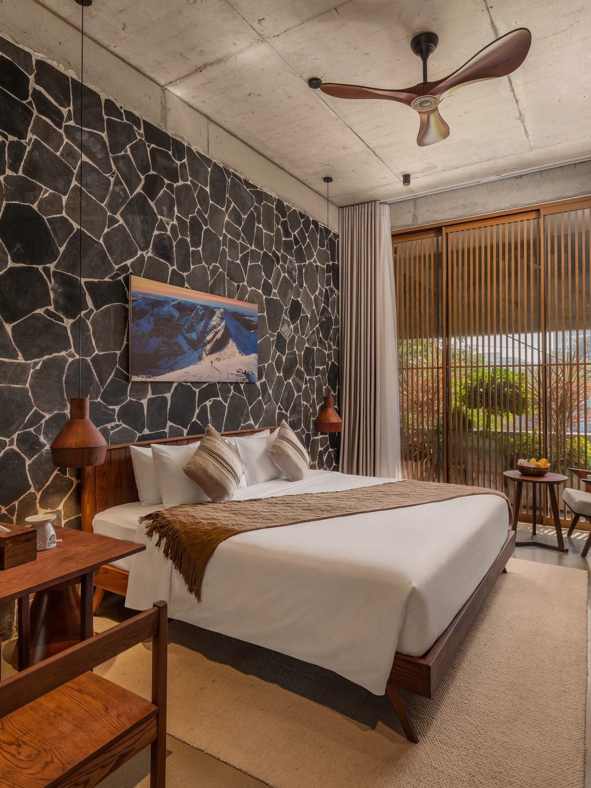 Deluxe King Room with Balcony — interior detail