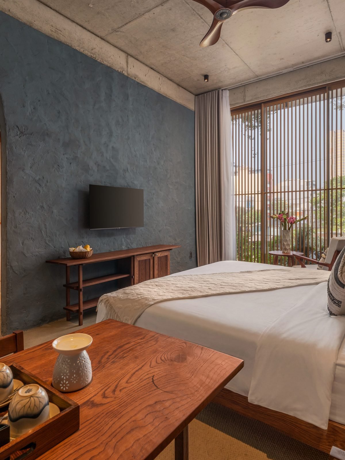 Deluxe King Room with Balcony — bedroom corner