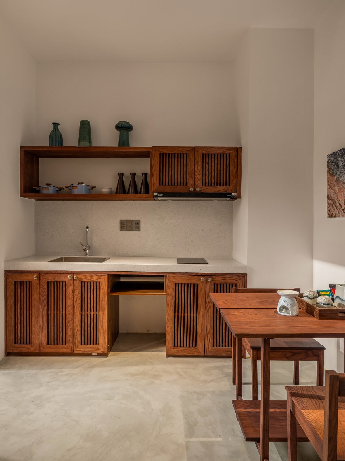 One-Bedroom Studio with Balcony — kitchenette & dining