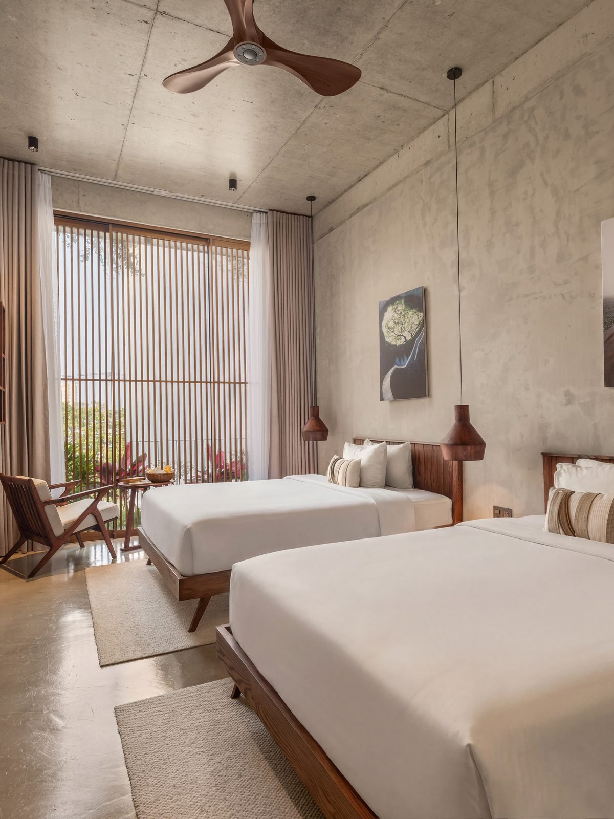 Deluxe Twin Room with Balcony — sitting corner