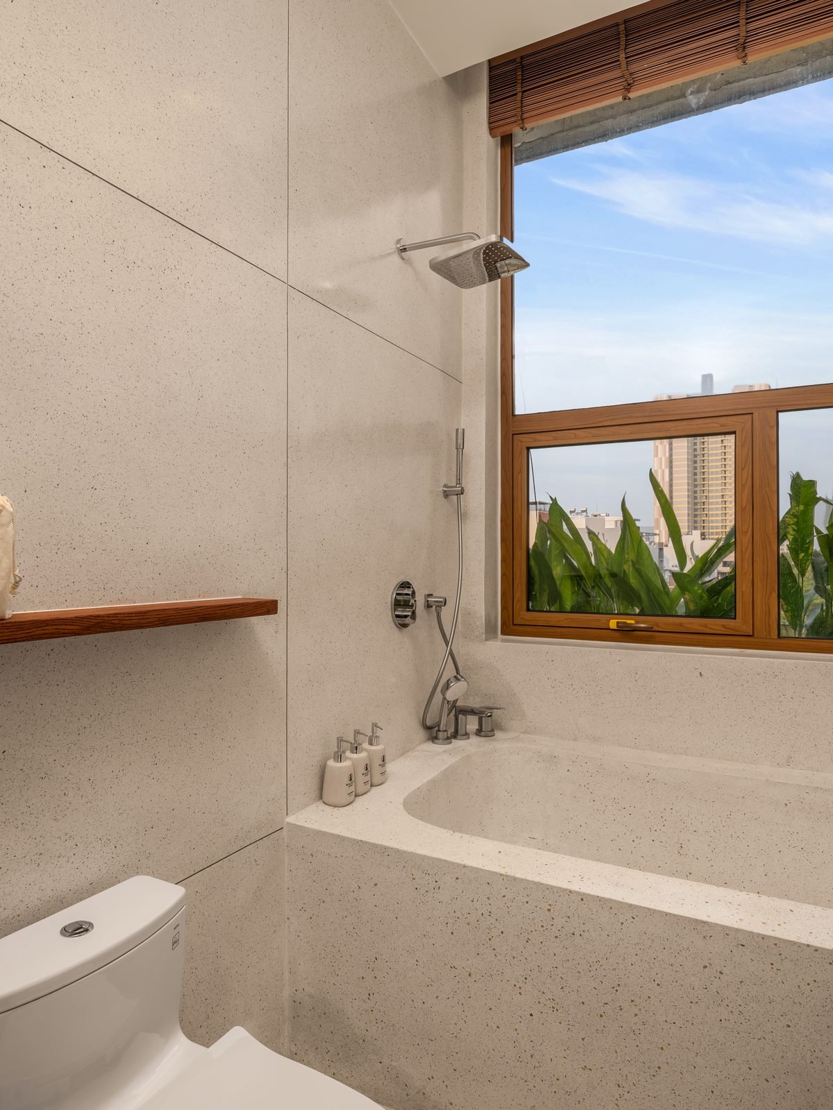 Deluxe Twin Room with Balcony — bathroom